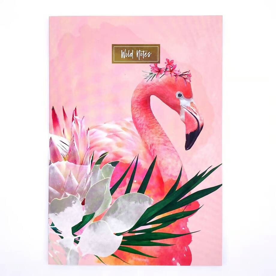 ハラカドブランドの「ワイルドノート（ブランク）Floral Flamingo」は、ピンクの背景に花冠をかぶったピンクのフラミンゴが、トロピカルな葉と花々に囲まれた鮮やかなノートです。ノートの表紙には、上部の金枠の白いボックスに「Wild Notes」というタイトルが記載されており、SDGSのテーマを推進しています。