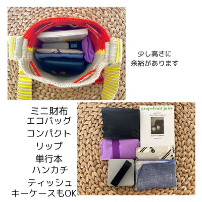 ハラカド織りのコロンビア発 Lulada Bag Small クリーム × ピンク アクリル 100% の平面図。部分的に開いたストライプの布製バッグで、中にさまざまなアイテムが現れます。右側にはミニ財布、エコバッグ、コンパクトミラー、リップクリーム、手帳、ハンカチ、ティッシュ、キーケースなどが日本語で記載されています。サステナブルな選択を大切にする人への贈り物に最適です。